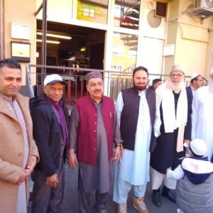 Group foto outside mosque