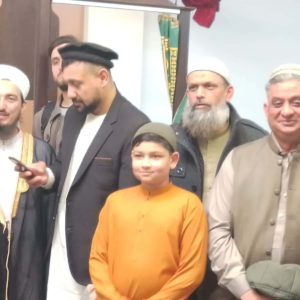 Mufti pakislami majlis with people